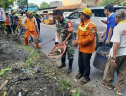 Memupuk Kebersamaan Babinsa Kerjabakti Bersama Warga