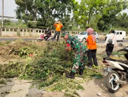 Jumat Bersih Babinsa Bersama Masyarakat Sapu Bersih Jalan Inspeksi Kalimalang