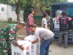 Pastikan Logistik Pemilu Babinsa Kawal Pendistribusian Kotak Suara Di Desa Sumber Urip