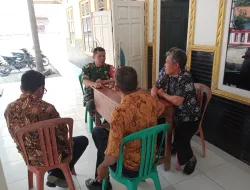 Babinsa Komsos  Sambangi Kantor Desa Himbau Agar Tetap Kondusif Pasca Pemilu 2024