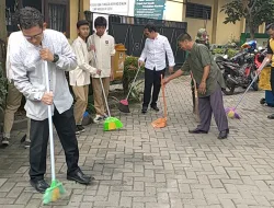 Karya Bakti Koramil 06 Setu Sasar Mushola Al- Amanah Di Lingkungan Sekolah