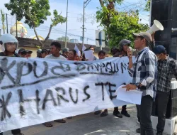 Seratusan Mahasiswa Masyarakat Aksi Damai Di KPU dan Bawaslu Medan Tuntut Penindakan Oknum PPK – Caleg Dapil 5 Terindikasi Curang