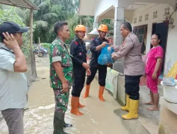 Tanggul Sungai Jebol, Brimob Polda Sumut Gerak Cepat Evakuasi Warga Terdampak Banjir
