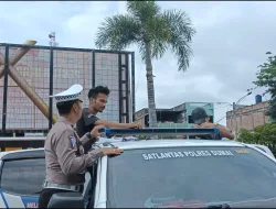 Dukung Program Beyond Trust Presisi 2024, Polres Dumai Pasang Kaca Film 20 Persen pada Rotator Belakang Mobil Dinas