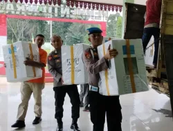 Pastikan Logistik Aman, Personil Polsek Perhentian Raja Goro Bantu Penurunan Logistik Pemilu 