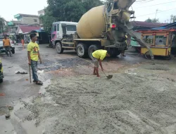 Taufiq Erman Calon Anggota DPRD Provinsi Riau Nomor Urut 3 Bantu Perbaiki Jalan Rusak di Kelurahan Pesisir
