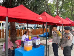 Sat Samapta Polresta Pekanbaru Berikan Pengamanan Kepada Masyarakat Yang Berburu Takjil