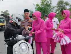 Polsek Perhentian Raja Bersama Bhayangkari Peduli Laksanakan Pembagian Takjil Dalam Rangka Bulan Suci Ramadhan 1445 H