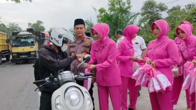 Polsek Perhentian Raja Bersama Bhayangkari Peduli Laksanakan Pembagian Takjil Dalam Rangka Bulan Suci Ramadhan 1445 H