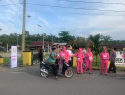 Wujud Kepedulian, Polsek XIII Koto Kampar Bersama Bhayangkari Berbagi Takjil