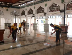 Polresta Soetta Gelar Jumat Bersih dan Beri Bantuan Sembako