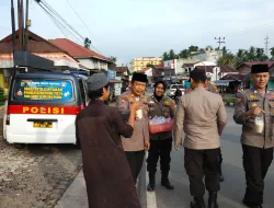 Sat Binmas Polres Kuansing Bagikan Takjil Ramadhan di Simpang Tugu Pelajar