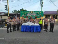 Syahdunya Bulan Suci Ramadhan, Polsek Bangko Bagikan Takjil kepada Masyarakat