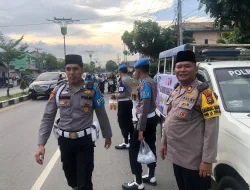 Personil Sie Propam Polres Kuansing Bagikan Takjil kepada Pengendara Tertib Berlalu Lintas