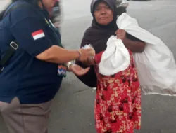 Berbagi Kebahagiaan: Anekafakta.com Bagikan 300 Takjil Gratis Pada Pengguna Jalan