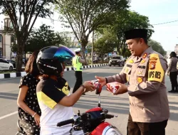 Kapolres Dumai Kembali Bagikan Ratusan Takjil