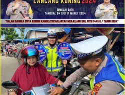 Satgas Preemtif Polres Kuansing Melaksanakan Giat Pemasangan Stiker dan Penyebaran Brosur Himbauan Tertib Berlalu Lintas