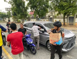 Pemberian Takjil Gratis oleh Sat Intelkam Polres Kuansing untuk Pengendara Sepeda Motor yang Patuh Berlalu Lintas