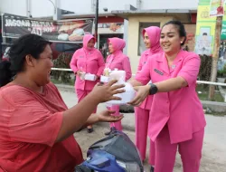 Bhayangkari Cabang Pelalawan Berbagi Takjil Gratis Kepada Pengguna Jalan Lintas Timur