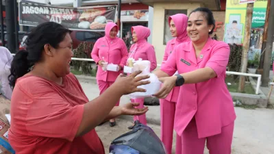 Bhayangkari Cabang Pelalawan Berbagi Takjil Gratis Kepada Pengguna Jalan Lintas Timur