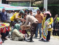 Teriknya Matahari, Polisi Bagikan Minum Gratis Kepada Masyarakat Pendemo