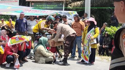 Teriknya Matahari, Polisi Bagikan Minum Gratis Kepada Masyarakat Pendemo