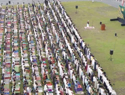 Ribuan Masyarakat Hadiri Sholat Idul Fitri 1445 H / 2024 di Halaman Mapolda Riau