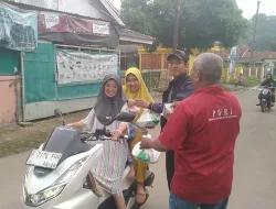 Ramadhan Berkah, MCN Berbagi Takjil Kepada Pengguna Jalan