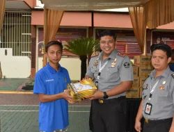 Peningkatan Spiritualitas, Rutan Bangil Kanwil Kemenkumham Jatim Bagikan Busana Muslim Kepada Seluruh WBP