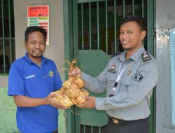 Tradisi Lebaran, Rutan Bangil Kanwil Kemenkumham Jatim Bagikan Ketupat Kepada Warga Binaan