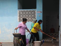 WEEKEND PRODUKTIF DENGAN MEMBERSIHKAN RUMAH IBADAH