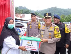 Tinjau Pos Pam Ops Ketupat 2024 Riau – Sumbar, Wakapolda Riau Serahkan Bantuan Paket Kepada Personil