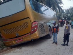 Salut! Polisi Bantu Mobil Bus yang Terpelosok di Wisata Henferd Land XIII Koto Kampar
