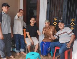 Jumat Barokah, Ketua Pewarta Berbagi Beras kepada Warga