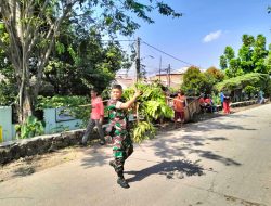 Bakti TNI: Babinsa Bersama Warga Bersihkan Jalan dan Drainase di Mangunjaya