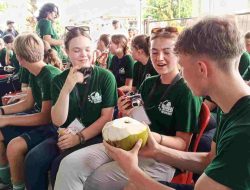 Antusias Para Pelajar Belanda Ikut Memanen Jagung dan Singkong di Desa Sukawening Bogor