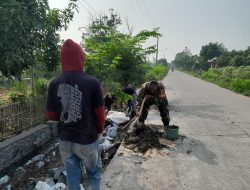 Babinsa Bantu Memperlancar Pengairan Sawah