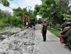Babinsa Bantu Pengecekan Perbaikan Jalan Raya