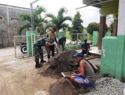 Babinsa Waringin Jaya Bersama Warga Rehab Musholah di Kampung