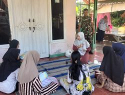 Babinsa Koramil 11 Pebayuran Dampingi Bidan Desa Dalam Kegiatan Posyandu