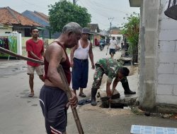 Gelar Kerja Bakti Bersama Warga Babinsa Koramil 01 Tambun Sukseskan Lomba Kampung Bersih