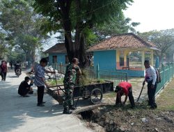 Persiapan Perlombaan Kampung Bersih, Babinsa Terjun Melaksanakan Kerja Bakti Bersama Masyarakat dan Aparatur Pemerintahan Kelurahan Kertasari