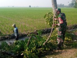 Inginkan Kelancaran Irigasi Babinsa Desa Bantarsari dan Warga Kampung Selang Bersihkan Kali Bancong