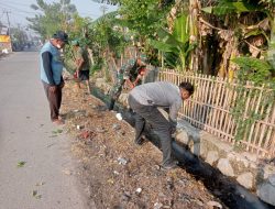 Sambut HUT RI ke-79, Babinsa Bantarsari Bersama Warga Gotong Royong Bersihkan Lingkungan