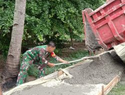 Peran Aktif Babinsa Bantu Pengecoran Jalan Lingkungan