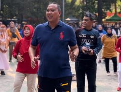 Paslon Tri Adhianto dan Bobihoe Jalan Sehat dan Senam Bersama Warga di GOR Bekasi