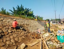 Antisipasi Banjir Babinsa Koramil 11 Pebayuran Monitoring Perbaikan Tanggul Citarum di Desa Karang Segar