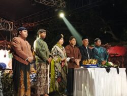 Antusiasme Warga Kartasura Meriahkan Pentas Perdana Wayang Babad Kartasura di Petilasan Kraton
