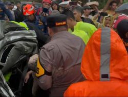 Detik-Detik Kapolres Purwakarta Evakuasi Korban Tabrakan Beruntun Tol Cipularang