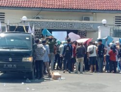 Warga Desa Jagabaya Geruduk Kantor DRPD Lebak, Ada Apa